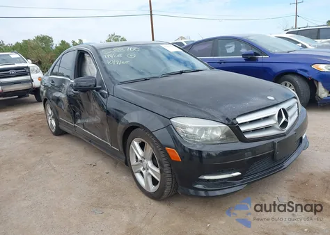 2011 Mercedes-Benz C 300 Luxury/Sport z USA, uszkodzony, nr VIN WDDGF5EB4BA459104